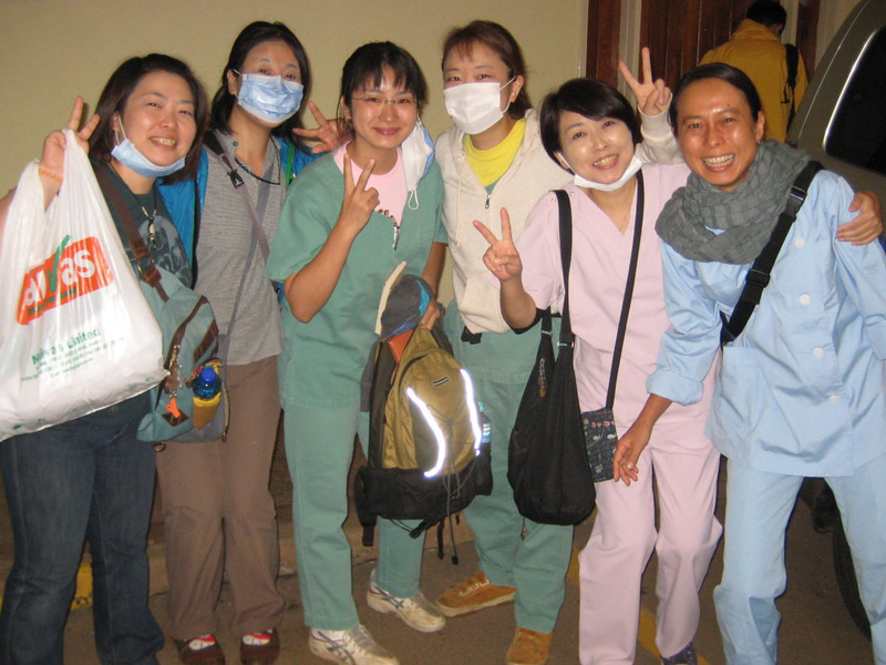三度目の自炊は神戸チームが担当、見かねて女性群が手伝っている。