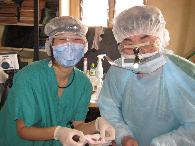 歯科も歯科衛生士の濱村さんの適格なサポートのなかで大坪先生が頑張った。